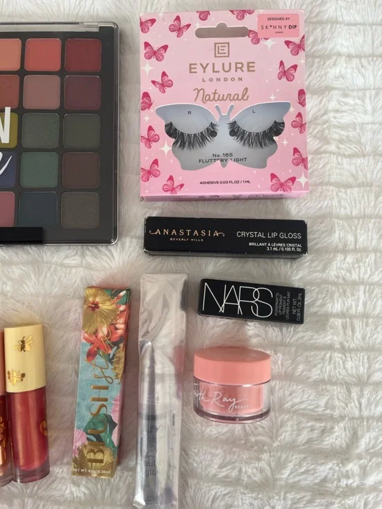 Makeup Bundle — Eyeshadow, lippies, lashes - Picture 5 of 8